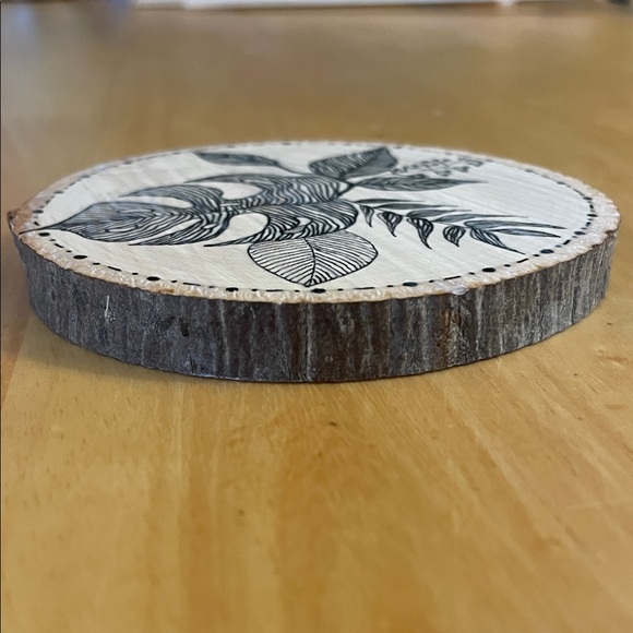 Original Artwork! Line Art Wooden Circle with Leaf Design - Picture 3 of 3
